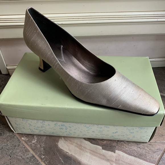 NIB Easy Spirit Champagne Raw Silk Heels Pumps 8 - Picture 1 of 5